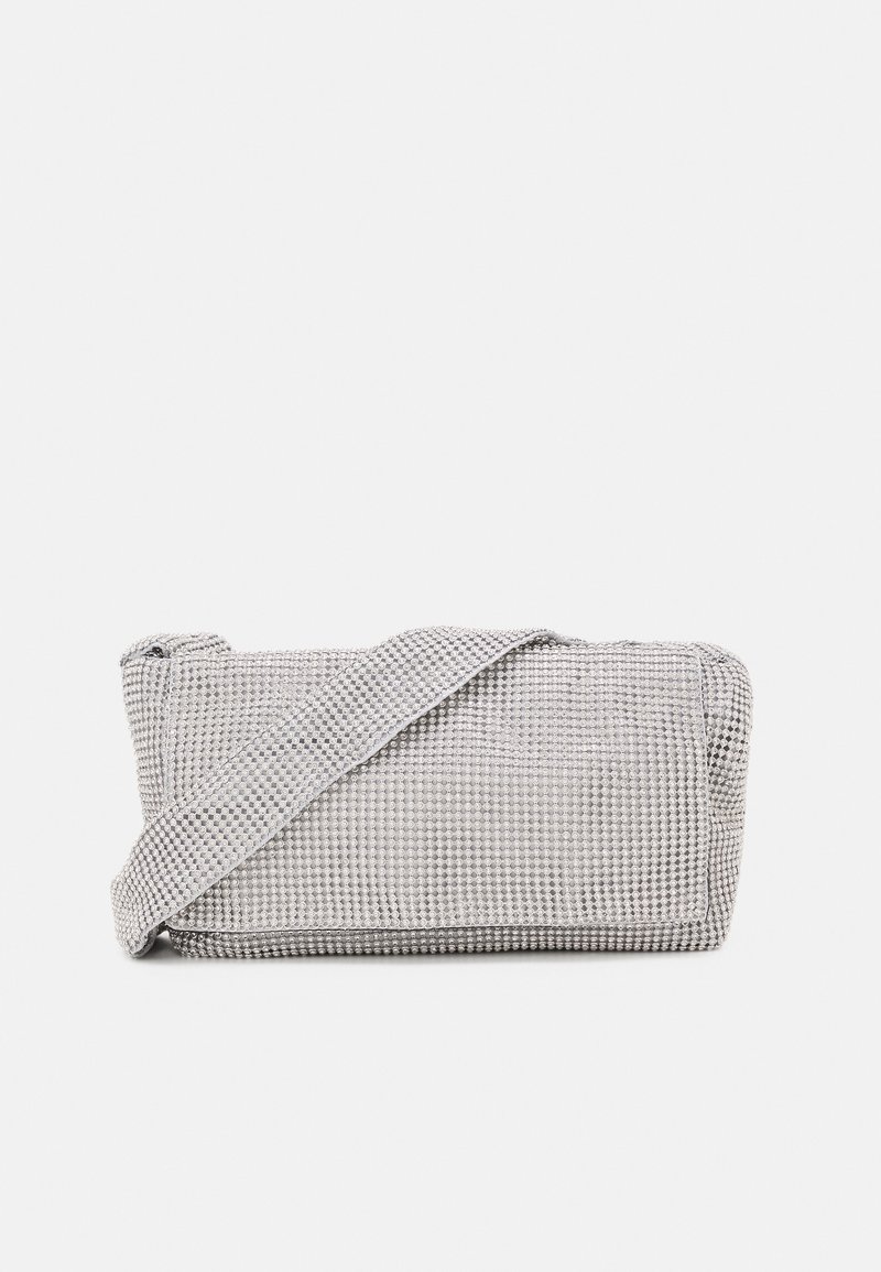 Borsa a tracolla grigia intrecciata con tracolla regolabile, forma rettangolare, superficie testurizzata e pattern a quadri discreto. Chiusura con zip nella parte superiore.