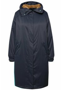 Mörkblå lång parka med en strukturerad brun fuskpälsfoder, elastiska ärmslut, två sidofickor och en ljusblå accentremsa längs fållen.