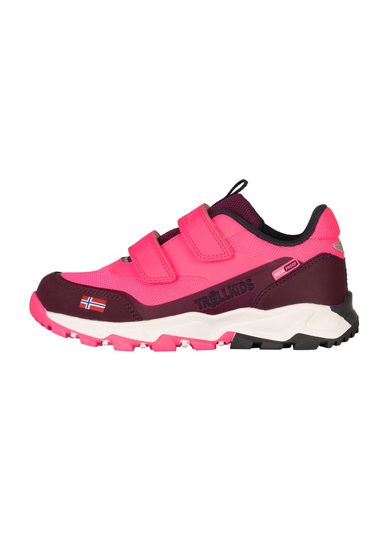 Rosa und dunkelviolette Kindersneaker mit zwei Klettverschlüssen, robustem Profil, norwegischer Flagge sowie den Aufschriften "TROLLKIDS" und "AQUA PROOF".
