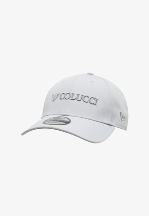 Hvid justerbar baseballkasket med buet skygge, broderet "Colucci" logo og emblem foran samt mærkelogo på siden.