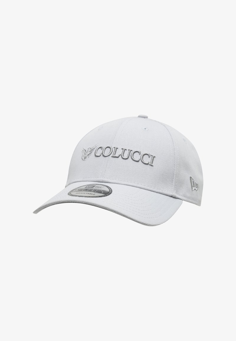 Casquette de baseball blanche réglable avec une visière incurvée, logo "Colucci" et emblème brodés à l'avant, et logo de la marque sur le côté.
