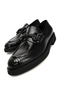 Zwarte gepatineerde leren schoenen met een gestructureerd slangenhuidpatroon, met een ronde neus, vetersluiting en een effen zwarte zool.