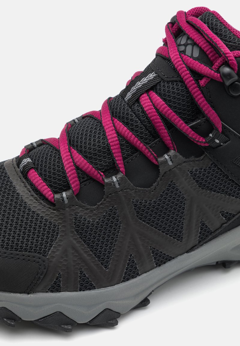 Czarne buty trekkingowe z teksturowaną siateczką, różowymi sznurówkami, gumowymi akcentami i szaro-skalną podeszwą z wytrzymałym bieżnikiem zapewniającym przyczepność.