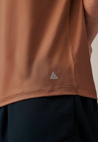 Next ACTIVE TEXTURED STANDARD - Basic póló - clay