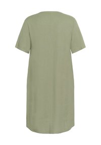 Vestido de manga corta en verde claro, hecho de tejido suave. Presenta un escote redondo y un corte a la altura de la rodilla con un dobladillo recto.