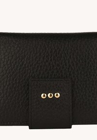 Portefeuille en cuir texturé noir avec un petit rabat décoré de trois clous en or, disposés horizontalement et de manière équidistante.