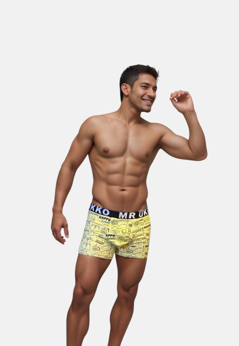 Boxers jaunes avec des graphiques ludiques, taille noire portant l'inscription "MR UKKO", design ajusté et tissu élastique lisse.