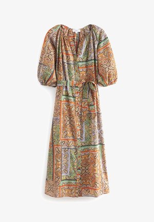 Sukienka midi z bufkami na rękawach, zapinana na guziki z przodu, z paskiem, z kolorowym wzorem paisley i geometrycznym patchworkiem w odcieniach pomarańczu, zieleni i lawendy.