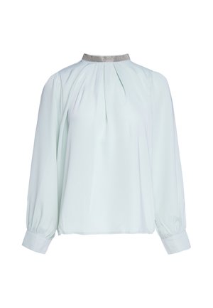 Lyseblå bluse med lange ærmer, plisseret front, løs pasform, knappede manchetter og en metallisk tekstureret krave på en ensfarvet hvid baggrund.