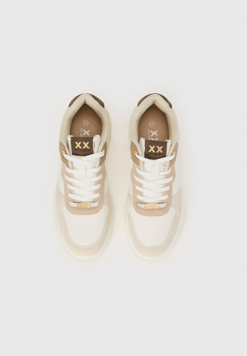 Beige und weiße Sneakers mit einer strukturierten Oberseite, die weiße Schnürsenkel und goldene Hardware-Details aufweisen. Braune Akzente an der Ferse.