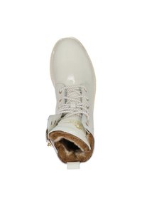 Botín de charol blanco con forro de piel sintética, punta redonda y diseño con cordones. Presenta costuras decorativas y acentos dorados.