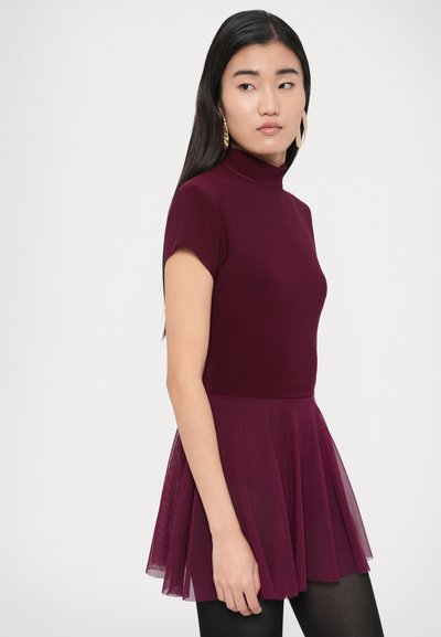 Μπορντό εφαρμοστό φόρεμα με ψηλό λαιμό και κοντά σκουρόχρωμα μανίκια, με φουσκωτή φούστα από τούλι και ομαλή υφή υφάσματος.