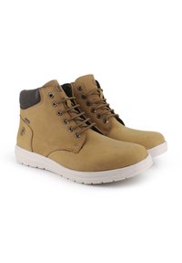 Botines de cuero color bronce con acentos en marrón oscuro, punta redonda, ocho ojales metálicos y suelas de goma blanca; acabado texturizado y detalle del logo.