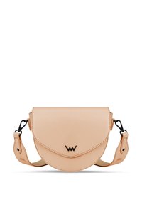 Kabelka přes rameno z broskvové kůže s kulatým klopou, nastavitelným popruhem, černým logem a prošíváním podél okrajů.