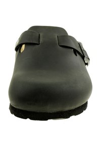 Schwarze Clogs mit einer glatten, matten Oberfläche, ausgestattet mit einem verstellbaren Riemen und einem runden Zehendesign; strukturierte Gummisohle für besseren Halt.