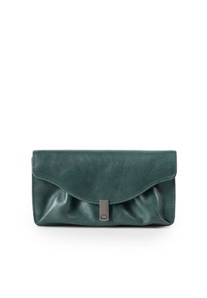 Pochette in pelle verde scuro con patta curva e piccola chiusura rettangolare argentata al centro davanti su sfondo bianco.