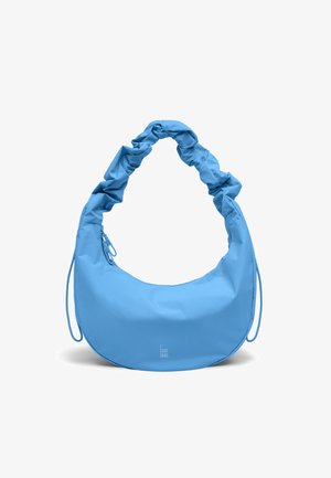 Borsa a mezzaluna azzurro chiaro con tracolla arricciata e piccolo testo del marchio "GOT BAG" centrato vicino al fondo.