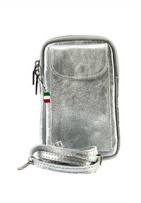 Kleine zilveren schoudertas met een voorflap pocket, dubbele rits, afneembare schouderband en een ritscharme in de vorm van de Italiaanse vlag.