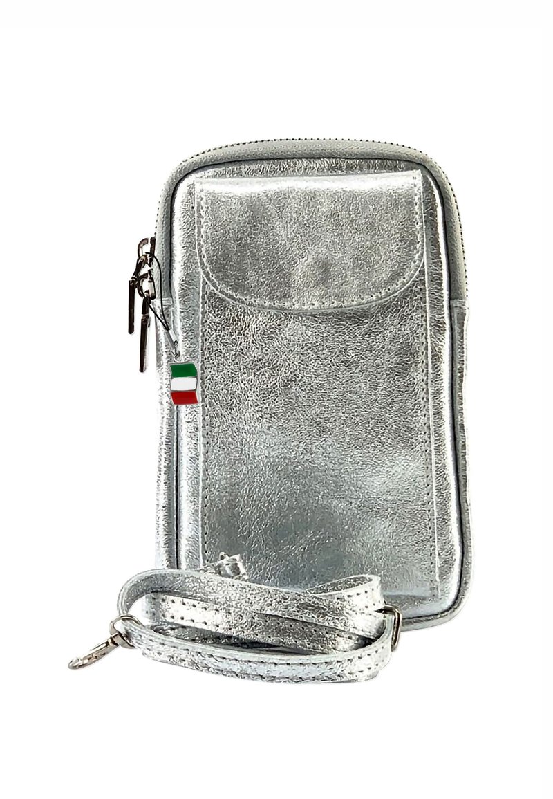 Kleine zilveren schoudertas met een voorflap pocket, dubbele rits, afneembare schouderband en een ritscharme in de vorm van de Italiaanse vlag.