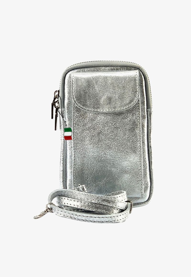 Kleine zilveren schoudertas met een voorflap pocket, dubbele rits, afneembare schouderband en een ritscharme in de vorm van de Italiaanse vlag.