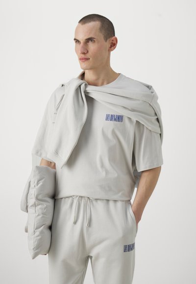 Les Benjamins OVERSIZED TEE UNISEX - Potiskana majica - light clay