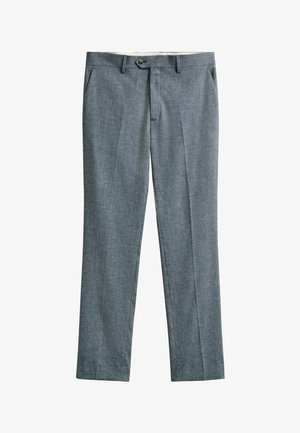 Grijze, op maat gemaakte herenbroek met voorvouw, riemlussen, zijzakken en knoopsluiting op witte achtergrond.