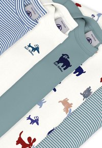 Τέσσερα μπλουζάκια: ριγέ μπλε και λευκό, μονόχρωμο πετρόλ, κρεμ με ζωικά σχέδια σε κόκκινο και μπλε, με χαριτωμένο λογότυπο σκύλου σε κάθε ένα.