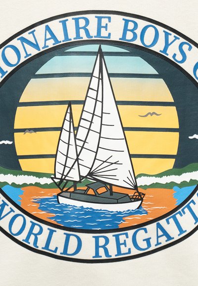 Ιστιοφόρο με δύο λευκά πανιά σε μπλε και πορτοκαλί νερό, με φόντο ένα ηλιοβασίλεμα με κίτρινες και μπλε ρίγες και πετώντας πουλιά.