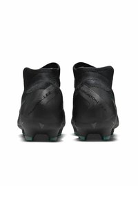 Scarpe da calcio nere con una parte superiore elegante, superficie texture e un design del colletto dinamico. Presentano il bold branding "PHANTOM" e una suola a contrasto.