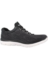 Baskets de sport noires en tissu texturé avec un bout arrondi, semelle blanche et lacets contrastants. Présente des lignes de design subtiles.