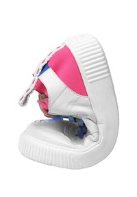 Sneaker mit einer Basis aus weißem Leder, pinken Stoffakzenten, strukturiertem Gummisohle, filigranen Schnürdetails und einem gefalteten Design, das Weichheit zeigt.