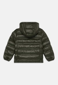 Oliven grøn pufferjakke med hætte, der har vandret quiltning, elastiske manchetter og en cropped design. Glat, skinnende stofstruktur.