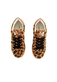 Sneaker con stampa leopardata con una morbida texture in pelle scura e nera, lacci neri e un'etichetta in pelle marrone con un logo sulla linguetta.