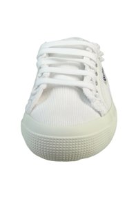 Weißes Canvas-Sneaker mit flachen Schnürsenkeln, abgerundeter Spitze, strukturiertem Gummisohle und subtiler Rippstruktur des Obermaterials.