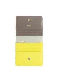 Portafoglio in pelle con esterno marrone, interno verde menta e sezione gialla vivace. Presenta slot per carte e una tasca con zip, logo impresso.