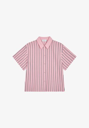 Korte mouw met kraag, roze met marineblauwe verticale strepen, knoopsluiting aan de voorkant, gladde stof, comfortabele pasvorm en subtiele merkaffichage op de achterkant.