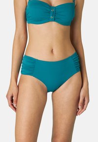 Completo bikini teal con top a bandeau in tessuto arricciato e dettagli in metallo color oro, abbinato a slip a vita alta con arricciature laterali.