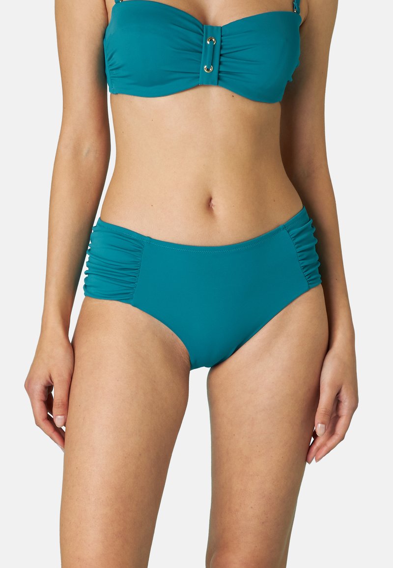 Completo bikini teal con top a bandeau in tessuto arricciato e dettagli in metallo color oro, abbinato a slip a vita alta con arricciature laterali.