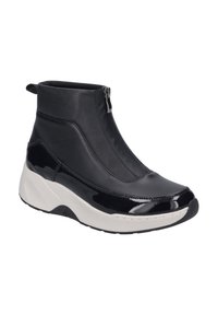 Czarne syntetyczne botki za kostkę z błyszczącym patentowym przodem, teksturowaną skórzaną cholewką, bocznym zamkiem błyskawicznym i grubą białą podeszwą dla dodatkowej wysokości.