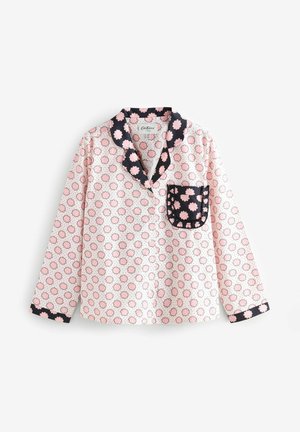 Dolga pajama bluza v svetlo roza barvi s cvetličnim vzorcem, črnimi ovratnikom in žepom, ki vključuje črne detajle ter zapenjanje na gumbke.
