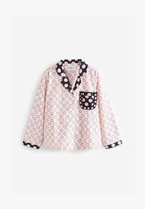 Dolga pajama bluza v svetlo roza barvi s cvetličnim vzorcem, črnimi ovratnikom in žepom, ki vključuje črne detajle ter zapenjanje na gumbke.