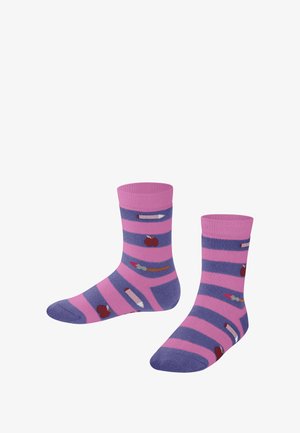 Chaussettes rayées violettes et roses avec des motifs de pomme, de crayon et de pinceau. Fabriquées en coton, avec un bord côtelé, longueur mi-mollet.