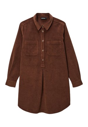 Robe chemise en velours côtelé marron avec un col, fermeture à boutons sur le devant, deux poches poitrine et manches longues, présentant un ourlet fendu et une texture côtelée.