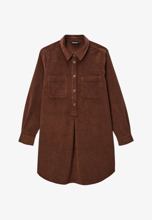 Robe chemise en velours côtelé marron avec un col, fermeture à boutons sur le devant, deux poches poitrine et manches longues, présentant un ourlet fendu et une texture côtelée.