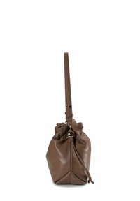 Sac à main en cuir marron de forme arrondie, avec fermeture par cordon et un détail métallique en haut. La sangle est ajustable et à texture lisse.