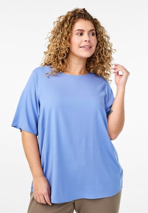 Maglietta blu morbida e comoda realizzata in tessuto liscio, con scollatura rotonda e maniche corte. Il design è semplice e privo di motivi visibili.