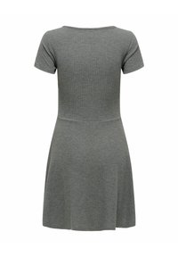 Robe en tricot côtelé gris à manches courtes, avec une taille ajustée et une jupe légèrement évasée, vue de dos.
