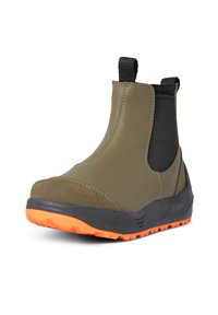 Olivgröna ankelstövlar med svart elastisk sida, gummisulor och klart orange sula; texturerad yta och förstärkt tåområde.