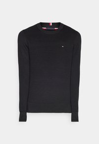 Schwarzer Strickpullover mit langen Ärmeln, rundem Halsausschnitt und gerippten Bündchen. Mit einem kleinen Logo-Akzent in Rot, Weiß und Blau.