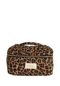 Neceser de tela acolchada con estampado de leopardo, cierre de cremallera, asa acolchada y etiqueta blanca que dice "grain + malice" en el frente.